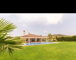 İzmir Çeşme'de Yemyeşil ve Ferah Bahçeli, Özel Havuzlu, Şirin Villa - 2