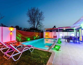 Kalkan Üzümlü'de Geniş Bahçeli, Özel Havuzlu, Jakuzili Balayı Villası - 4