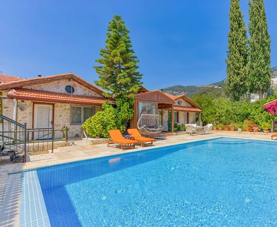 Kaş Bezirgan'da Geniş Bahçeli, Özel Havuzlu, Konforlu Villa - 1