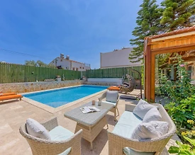 Kaş Bezirgan'da Geniş Bahçeli, Özel Havuzlu, Konforlu Villa - 3