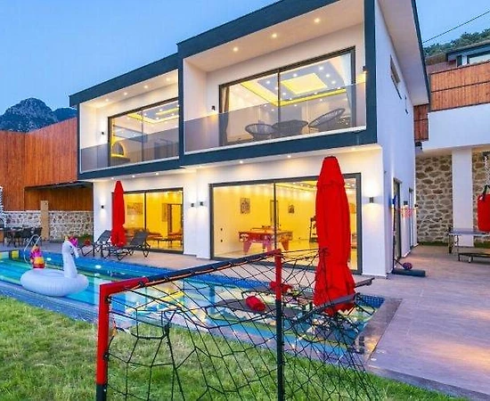 Kaş Akbel'de Geniş Bahçe İçerisinde, Özel Havuzlu, Olanaklı Villa - 1