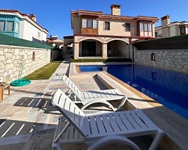 Çeşme Alaçatı'da Kalabalık Ailelere Uygun, Özel Havuzlu, Kiralık Villa - 2