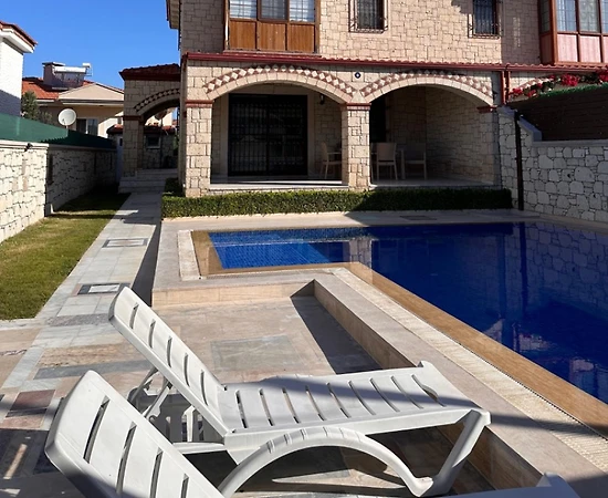 Çeşme Alaçatı'da Kalabalık Ailelere Uygun, Özel Havuzlu, Kiralık Villa - 1