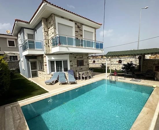 Çeşme Alaçatı'da Sakin Konumda, Özel Havuzlu, 6 Kişilik, Modern Villa - 1