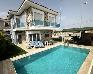Çeşme Alaçatı'da Sakin Konumda, Özel Havuzlu, 6 Kişilik, Modern Villa - 1
