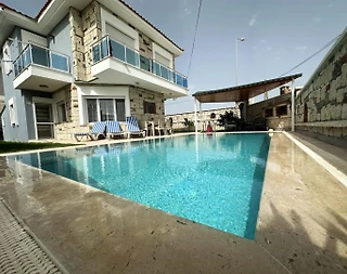 Çeşme Alaçatı'da Sakin Konumda, Özel Havuzlu, 6 Kişilik, Modern Villa - 3