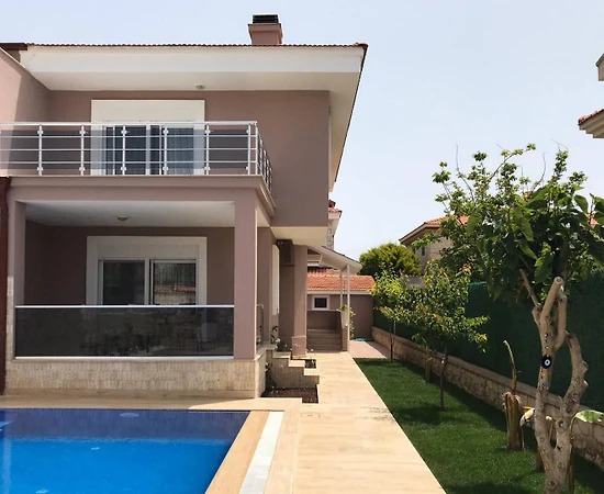 Çeşme Alaçatı'da Sakin Konumda, Özel Havuzlu, Modern Villa - 1