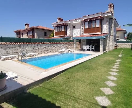 Çeşme Alaçatı'da Geniş Ailelere Uygun, Özel Havuzlu, Modern Villa - 1