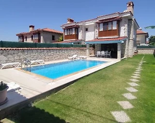 Çeşme Alaçatı'da Geniş Ailelere Uygun, Özel Havuzlu, Modern Villa - 1