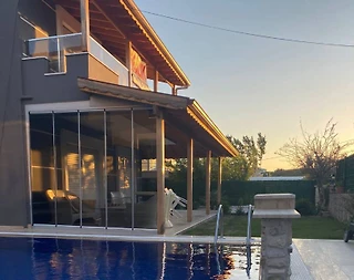 Çeşme Alaçatı'da Merkezi Konumda, Özel Havuz ve Bahçeli Konforlu Villa - 1