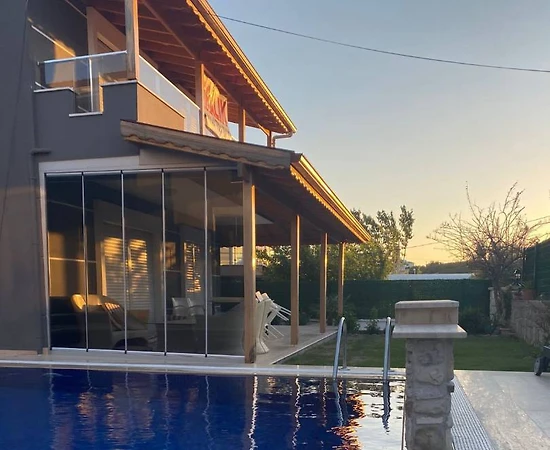 Çeşme Alaçatı'da Merkezi Konumda, Özel Havuz ve Bahçeli Konforlu Villa - 1