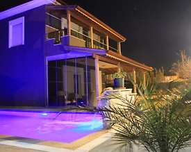 Çeşme Alaçatı'da Merkezi Konumda, Özel Havuz ve Bahçeli Konforlu Villa - 2