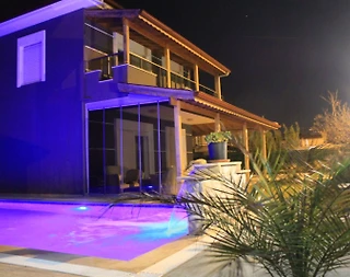 Çeşme Alaçatı'da Merkezi Konumda, Özel Havuz ve Bahçeli Konforlu Villa - 2