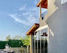 Çeşme Alaçatı'da Merkezi Konumda, Özel Havuz ve Bahçeli Konforlu Villa - 3