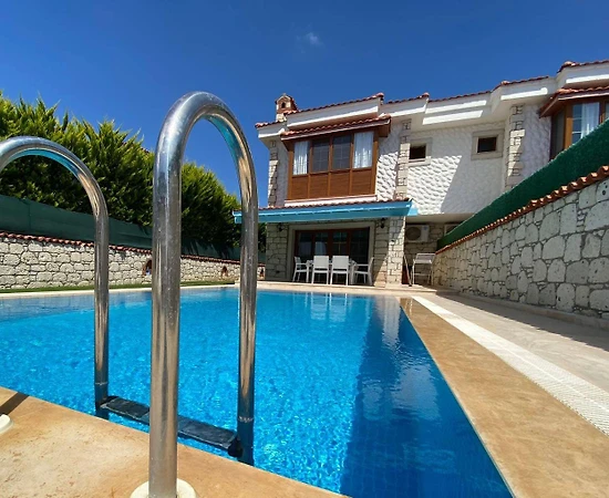 Çeşme Alaçatı'da Geniş Ailelere Uygun, Özel Havuzlu, Konforlu Villa  - 1