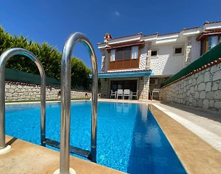 Çeşme Alaçatı'da Geniş Ailelere Uygun, Özel Havuzlu, Konforlu Villa - 1