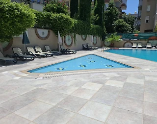 Alanya Güllerpınarı'nda Merkezi Konumda, Ortak Havuzlu, 1+1 Suit - 1