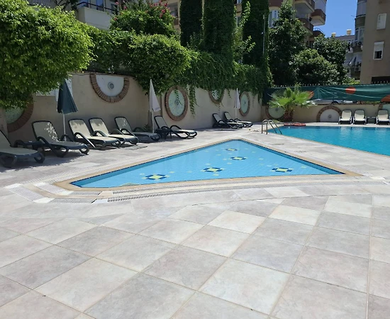 Alanya Güllerpınarı'nda Merkezi Konumda, Ortak Havuzlu, 1+1 Suit - 1