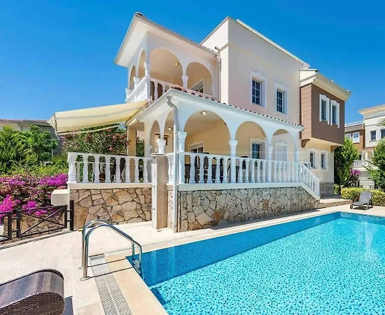 Alanya İncekum'da Modern Tasarımlı, Özel Havuzlu, Konforlu Villa - 1