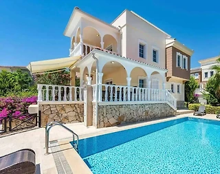 Alanya İncekum'da Modern Tasarımlı, Özel Havuzlu, Konforlu Villa - 1