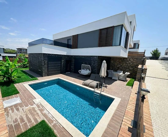 Alanya İncekum'da Nezih Konumda, Özel Havuzlu, Modern Villa - 1