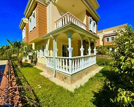 Alanya İncekum'da Site İçerisinde, Ortak Havuzlu, Bahçeli Villa - 2