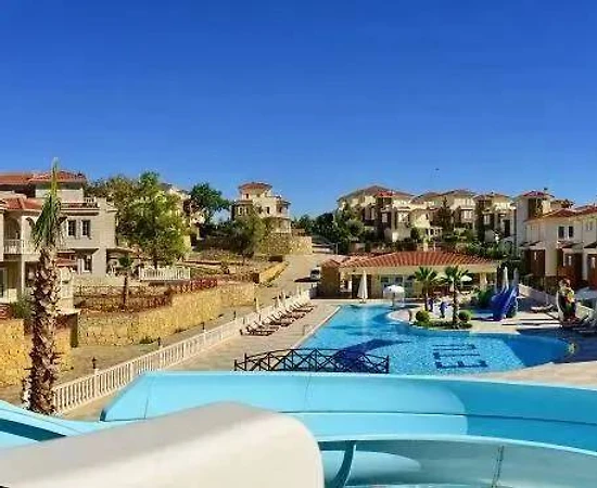Alanya İncekum'da Site İçerisinde, Ortak Havuzlu, Bahçeli Villa - 1