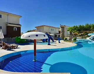 Alanya İncekum'da Site İçerisinde, Ortak Havuzlu, Bahçeli Villa - 2