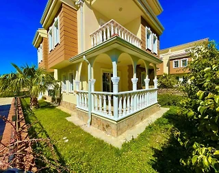 Alanya İncekum'da Site İçerisinde, Ortak Havuzlu, Geniş Bahçeli Villa - 2
