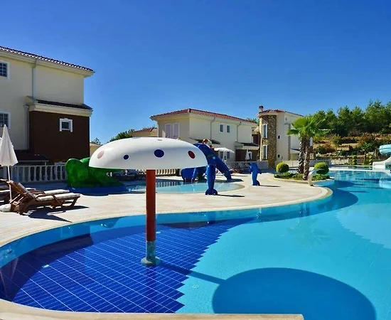 Alanya İncekum'da Site İçerisinde, Ortak Havuzlu, Geniş Bahçeli Villa - 1