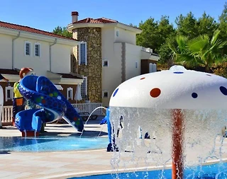 Alanya İncekum'da Site İçerisinde, Ortak Havuzlu, Geniş Bahçeli Villa - 3