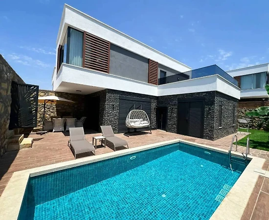 Alanya İncekum'da Site İçerisinde, Özel Havuzlu, Modern Villa - 1