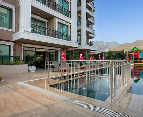 Alanya Oba'da Modern Tasarımlı, Ortak Havuzlu, Özel Plajlı Suite - 1