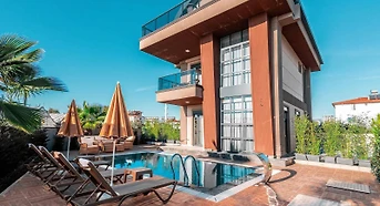 Alanya Payallar'da Merkezi Konumda, Isıtmalı Havuzlu, Modern Villa