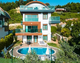Alanya'da Merkezi Konumda, Deniz Manzaralı, Isıtmalı Havuzlu Villa - 2