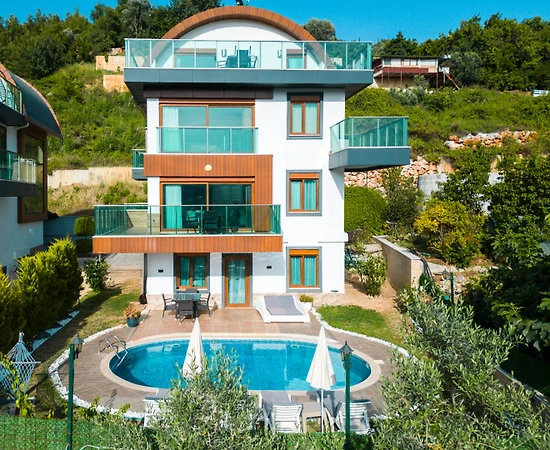 Alanya'da Merkezi Konumda, Deniz Manzaralı, Isıtmalı Havuzlu Villa - 1