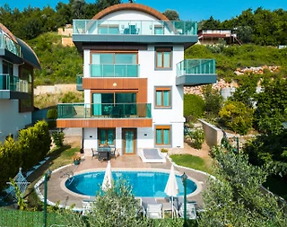 Alanya'da Merkezi Konumda, Deniz Manzaralı, Isıtmalı Havuzlu Villa - 1