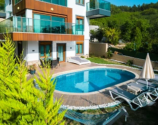 Alanya'da Merkezi Konumda, Deniz Manzaralı, Isıtmalı Havuzlu Villa - 4