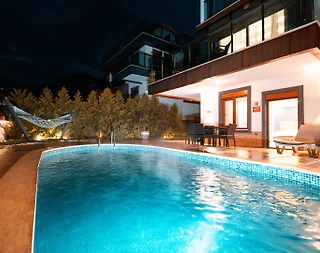 Alanya'da Merkezi Konumda, Deniz Manzaralı, Isıtmalı Havuzlu Villa - 2