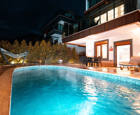Alanya'da Merkezi Konumda, Deniz Manzaralı, Isıtmalı Havuzlu Villa - 1