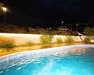 Alanya'da Merkezi Konumda, Deniz Manzaralı, Isıtmalı Havuzlu Villa - 5