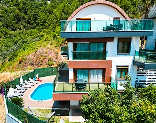 Alanya'da Merkezi Konumda, Deniz Manzaralı, Özel Havuzlu, Geniş Villa - 1