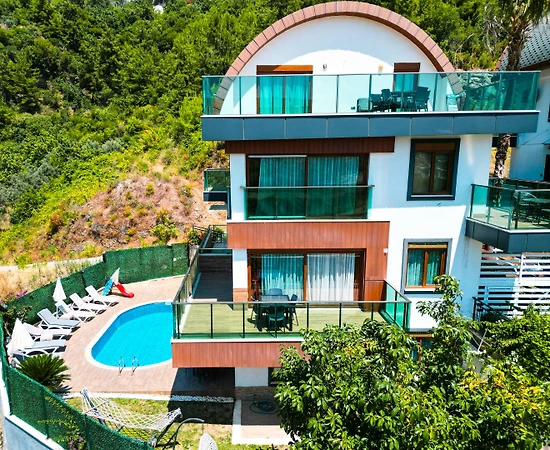 Alanya'da Merkezi Konumda, Deniz Manzaralı, Özel Havuzlu, Geniş Villa - 1