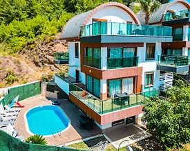 Alanya'da Merkezi Konumda, Deniz Manzaralı, Özel Havuzlu, Geniş Villa - 2