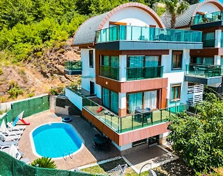 Alanya'da Merkezi Konumda, Deniz Manzaralı, Özel Havuzlu, Geniş Villa - 2