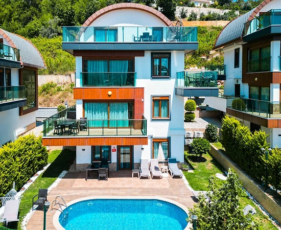 Alanya'da Muhteşem Deniz Manzaralı, Özel Havuzlu, Geniş Villa - 1