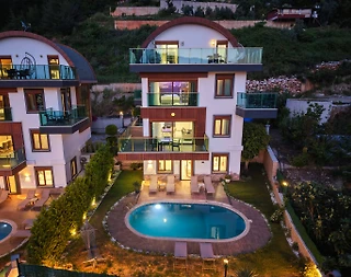 Alanya'da Muhteşem Deniz Manzaralı, Özel Havuzlu, Geniş Villa - 1