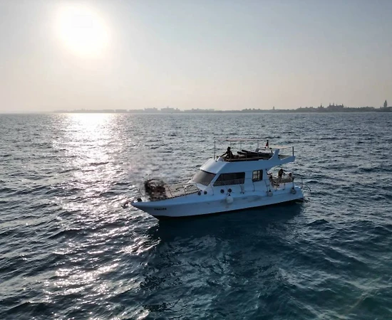 Antalya Aksu'da Serin Sularda, Modern Tur Teknesi  - 1