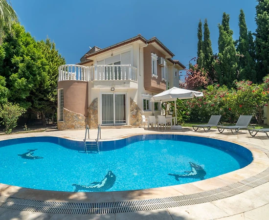 Antalya Belek'te Yemyeşil Bahçeli, Özel Havuzlu, Konforlu Villa - 1