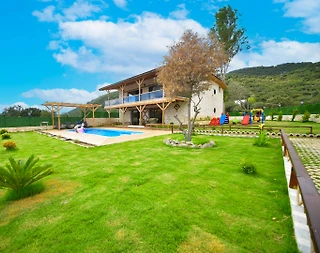 Demre Davazlar'da Geniş Alanlara Sahip, Özel Havuzlu, Bahçeli Villa - 1